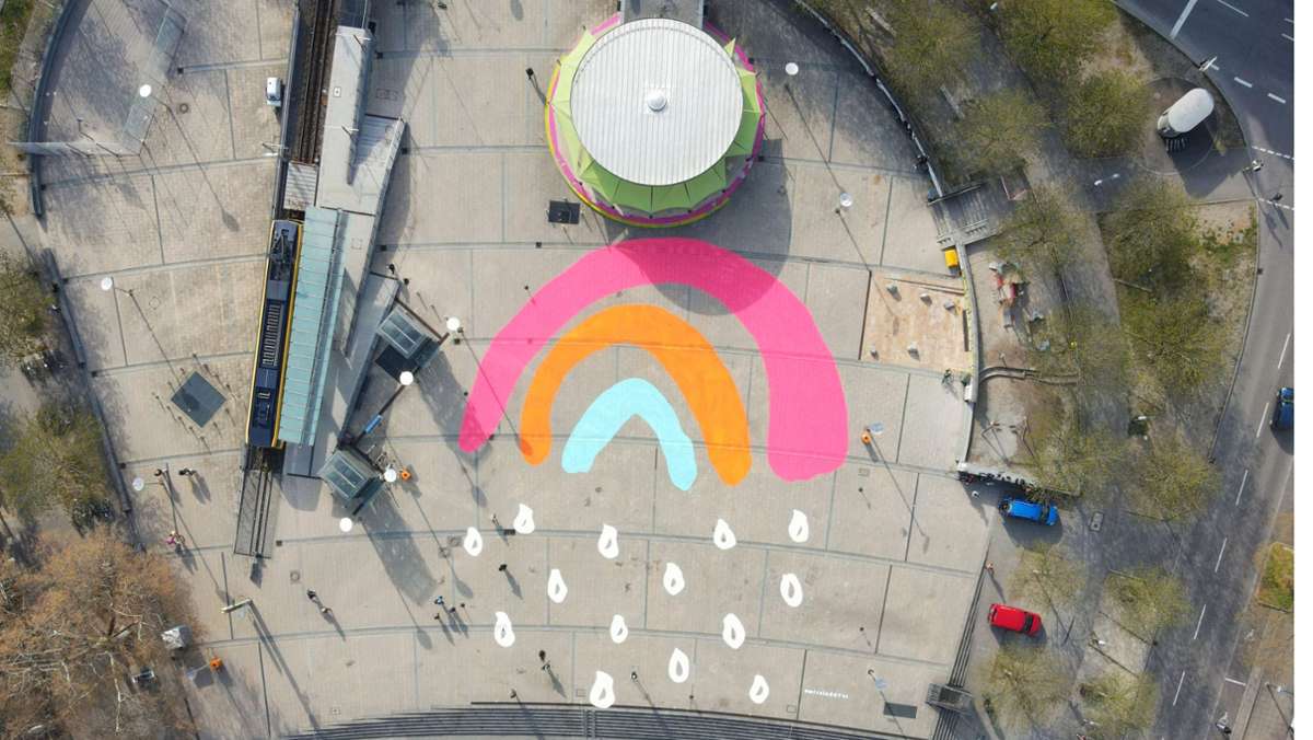 Zeichen gegen Querdenker-Demos: Ein Regenbogen leuchtet auf dem Stuttgarter Marienplatz
