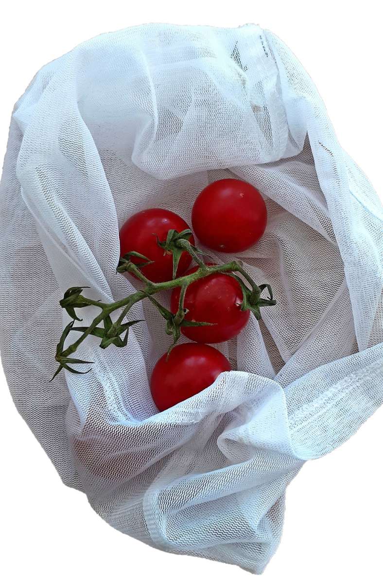 Tomaten: Fertig abgepackte Mengen in Plastikschälchen mit noch einer zusätzlichen Schutzhülle drum herum: Mehr Verpackung für einen einmaligen Gebrauch geht eigentlich gar nicht. Das ist völlig unnötig. Einmalkörbchen aus Pappe oder Holz sehen zwar umweltfreundlicher aus, sind es aber nicht. Die bessere Alternative: einen Mehrwegbeutel zum Einkaufen mitnehmen. In vielen Geschäften oder auf Märkten gibt es Tomaten und anderes Gemüse nämlich lose zu kaufen. Das ist umweltfreundlicher. Ein weiterer Vorteil: Man kann exakt die benötigte Menge kaufen – und vermeidet Lebensmittelabfälle.