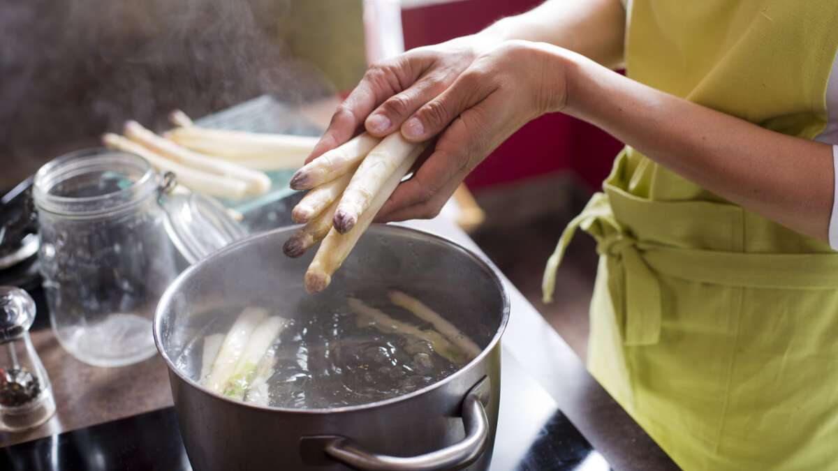Spargel richtig zu kochen ist nicht schwer, wenn man ein paar einfache Regeln beachtet. In diesem Artikel zeigen wir Ihnen alle wichtigen Schritte beim Kochen von Spargel inklusive Kochzeiten und 3 leckeren Rezeptvorschlägen im Überblick.