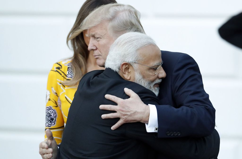 Da war sogar der US-Präsident überrascht. Der ist gefürchtet für sein Händeschütteln, doch dass er von Indiens Premierminister Narendra Modi bei einem Besuch derart herzlich umarmt wird, kann selbst Trump nicht kontern.