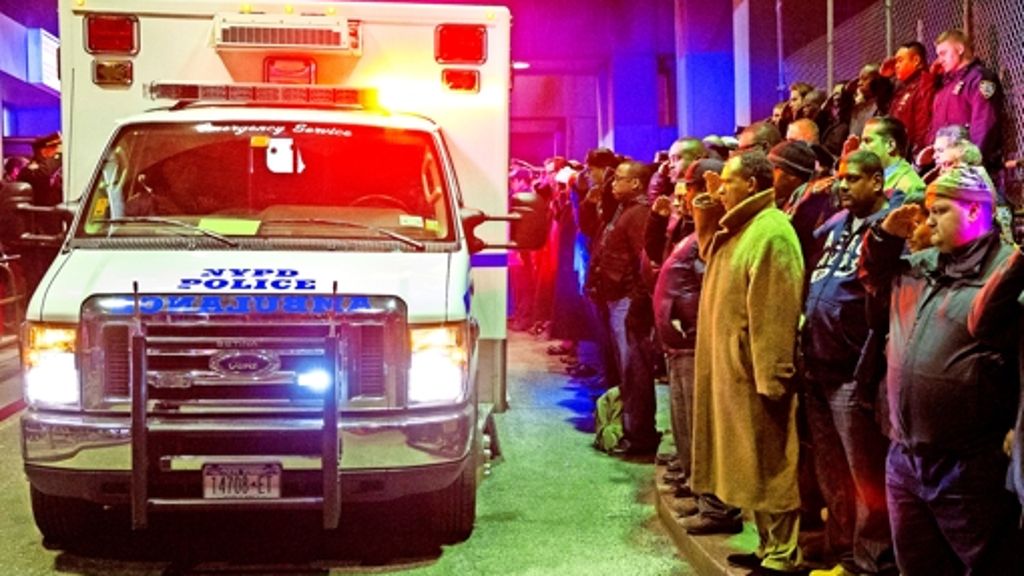  Es war die Wahnsinnstat eines kriminellen Einzelnen, aber mit dem Mord an zwei New Yorker Polizisten eskalieren die Spannungen zwischen den Bürgern und der Ordnungsmacht. Die Stadt gleicht einem Pulverfass. 