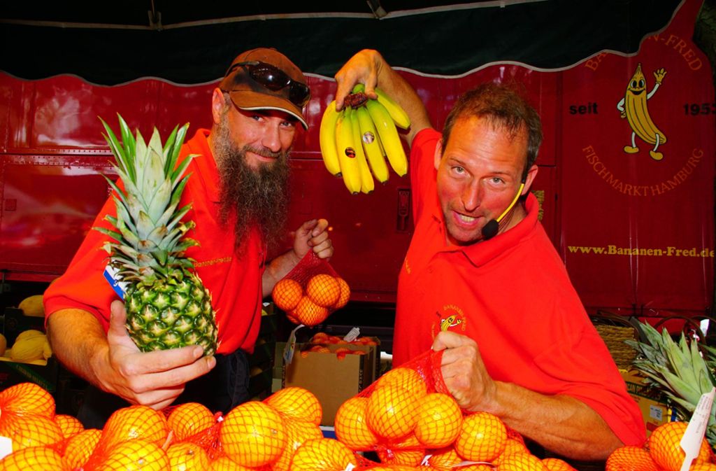 Ein Show für sich sind die Marktschreier, im Bild Bananen-Fred (rechts).