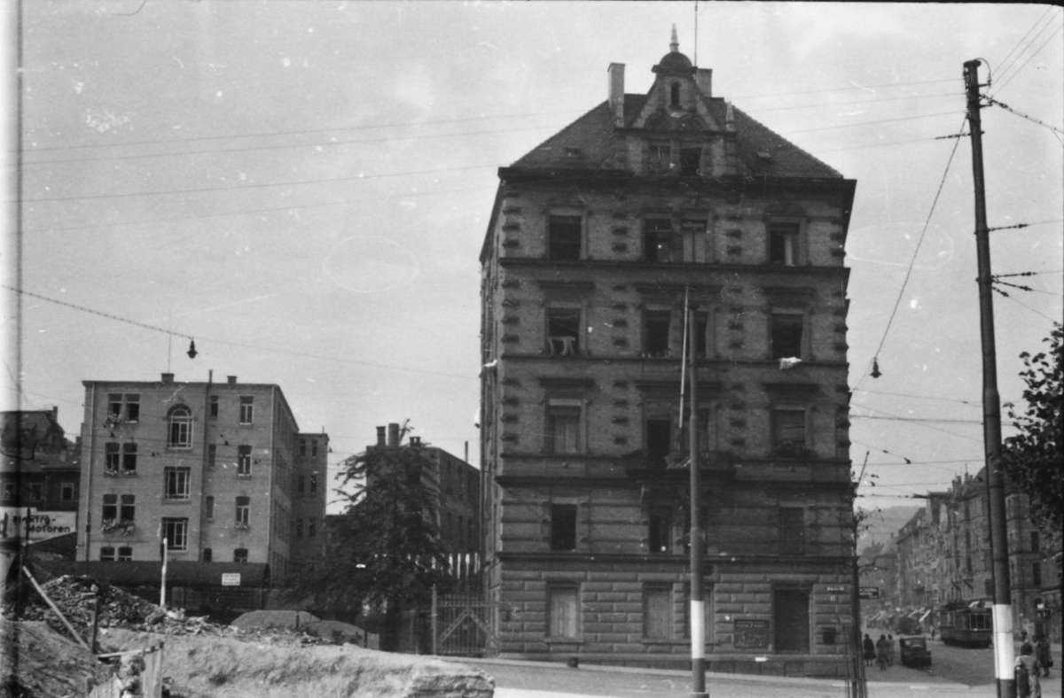 Dasselbe Gebäude, im Bildvordergrund sehen wir vermutlich Reste der Bauarbeiten des Bunkers unter dem Marienplatz.
