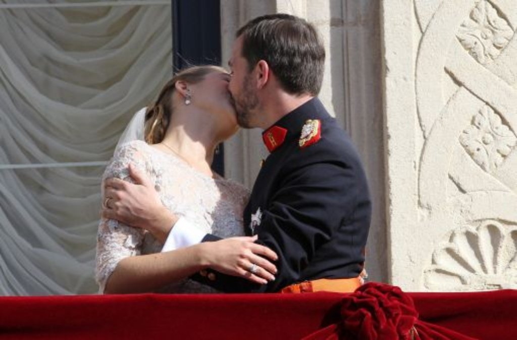 Der langersehnte Kuss auf dem Balkon - deutlich länger und leidenschaftlicher, als man ihn beispielsweise bei der royalen Hochzeit in Großbritannien sah.