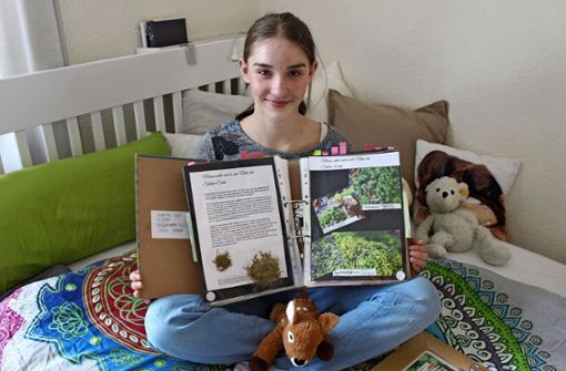 Charlotte Dietz hat viel Zeit in ihr Naturtagebuch investiert. Doch sie fand es „richtig cool“. Foto: Caroline Holowiecki