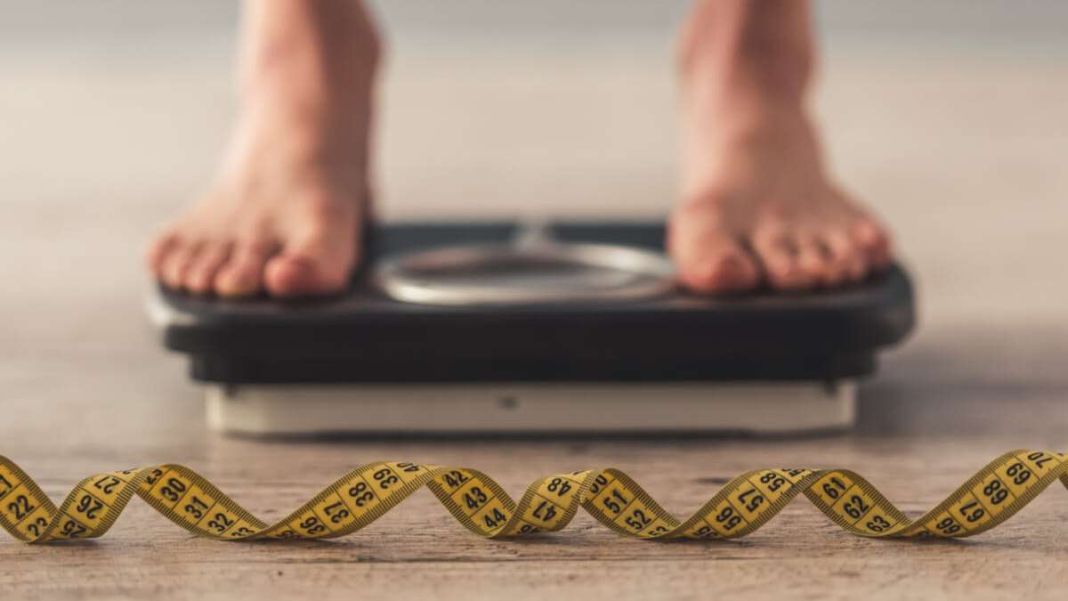 Ein leichtes Untergewicht hat nicht immer einen ernsten Hintergrund und ist manchmal auch nur genetisch bedingt. Dennoch kann es Betroffene belasten und die Gesundheit gefährden. Wir geben Ihnen 14 Tipps, wie Sie schnell und vor allem gesund zunehmen können.