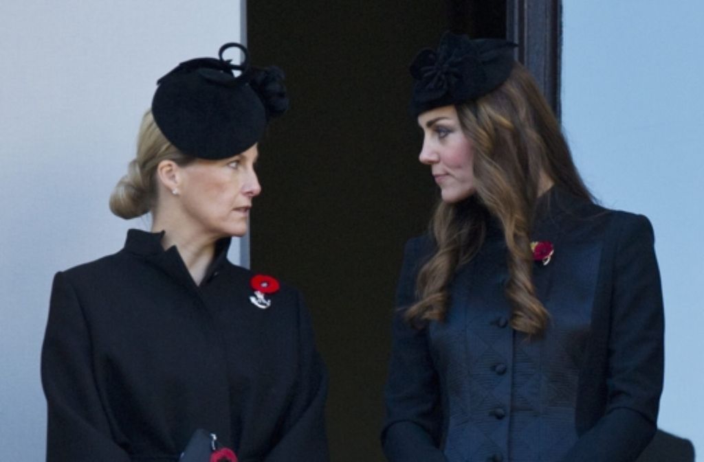 Prinz Edwards Frau Sophie soll Kate den Eintritt in die Windsor-Familie erleichtert haben. Die Herzogin von Wessex habe der Herzogin viele hilfreiche Tipps gegeben, um als Neu-Royal zu bestehen. Würde Sophie eine von Charlottes Patinnen werden, dürfte das vor allem die Queen freuen: Sie soll ein großer Fan ihrer Schwiegertochter sein.