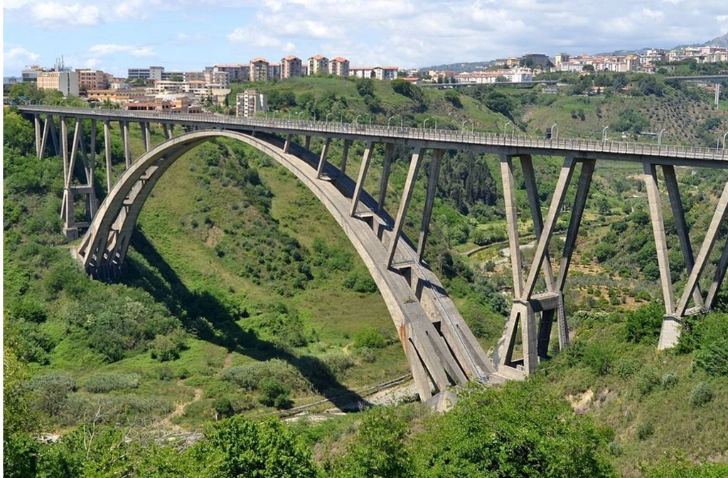 Die Ponte Bisantis (1958-1962) ist eine Straßenbrücke in Catanzaro in Kalabrien. Sie ist bis heute mit 468 Metern Länge und 112 Meter in Höhe die größte Bogenbrücke Italiens.