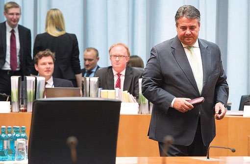 Der SPD-Parteivorsitzende und Wirtschaftsminister, Sigmar Gabriel (vorne, rechts), steht am Donnerstag in Berlin bei einer öffentlichen Sitzung des Edathy-Untersuchungsausschusses des Bundestags. Foto: dpa