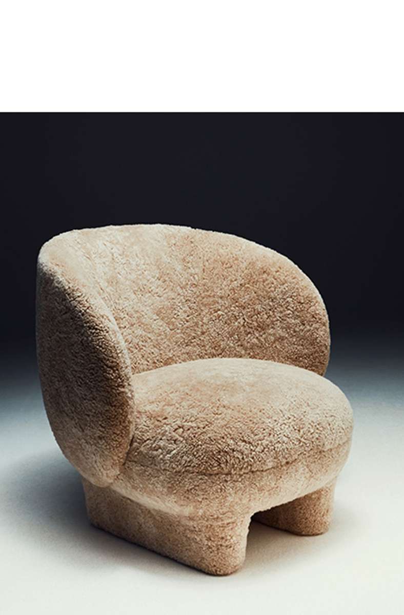 Nah am Boden und mit teddybärhaftem Bezug fürs heimelige Wohngefühl: Sessel, entworfen von Sebastian Herkner, für den französischen Hersteller Manufacture.