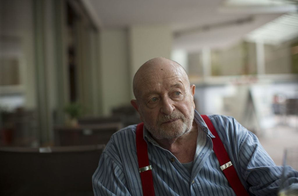 Elmar Roloff (75) in einem Café nahe des Schauspielhauses Stuttgart – die roten Hosenträger sind ein Geschenk seiner Familie