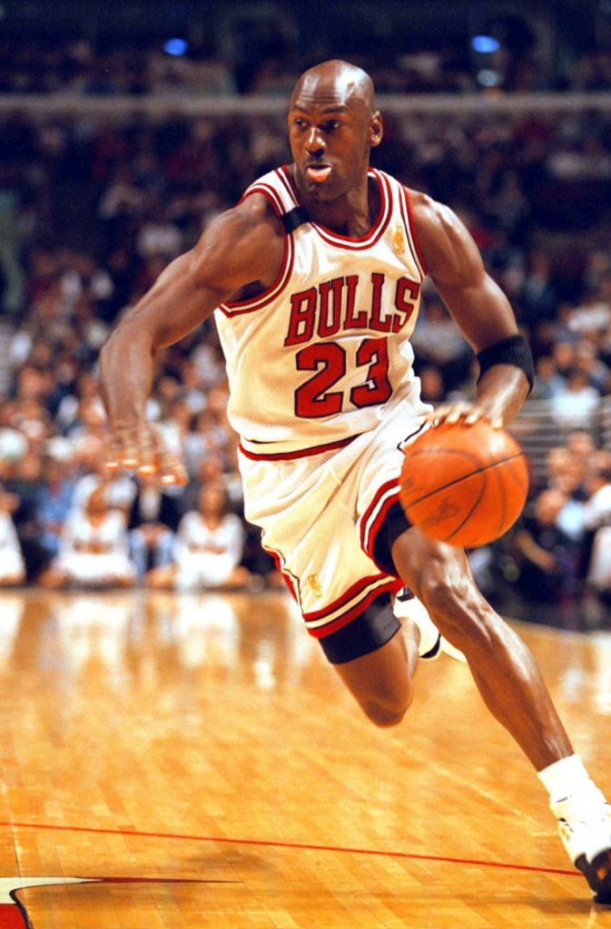 „Nur“ Rang fünf für den GOAT. 32 292 Punkte machte Michael Jordan im Laufe seiner NBA-Karriere, im Schnitt sind das 30,12 Punkte pro Spiel – das ist NBA-Rekord. Im Trikot der Chicago Bulls gewann er unter anderem sechs Meistertitel und wurde fünf Mal zum MVP gewählt – seit 2009 ist er Mitglied in der Hall of Fame der NBA. Der heute 56-Jährige ist Teambesitzer der Charlotte Hornets und hat im Hause Nike seine eigene Marke „Jordan“, die jährlich Milliarden umsetzt. Der Nike-Hauptsitz in Beaverton (Oregon) ist nach der Basketball-Legende benannt.