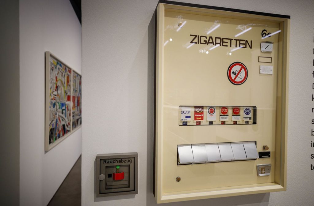 Realitätsgetreu bis ins kleinste Detail: ein Zigarettenautomat, den Marion Eichmann aus Papier und Pappe angefertigt hat.