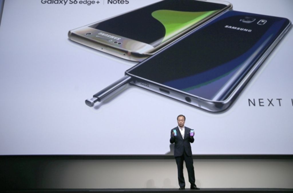 Der Chef von Samsungs Mobil-Sparte, Shin Jong-Kyun, stellt in New York das Galaxy S& Edge+ (links) und das Galaxy Note 5 vor.