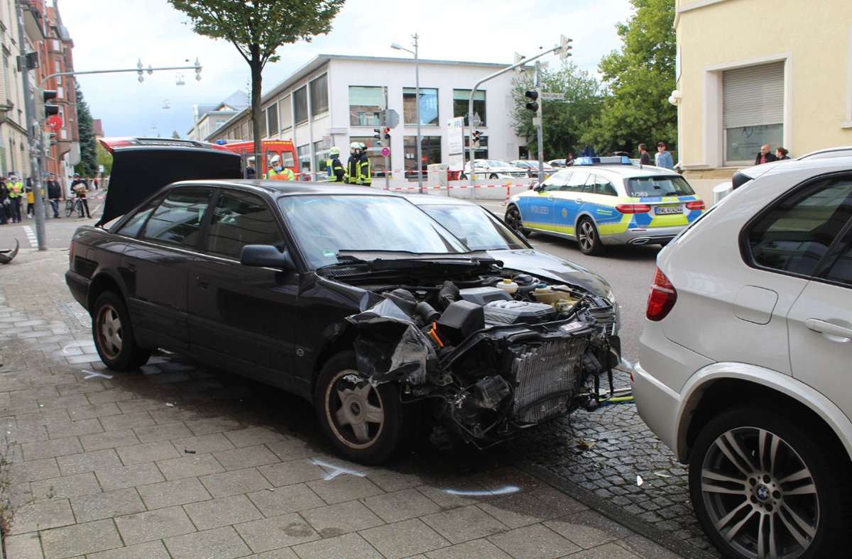Der Audi-Fahrer wird erst durch einen geparkten Wagen am Straßenrand gestoppt.