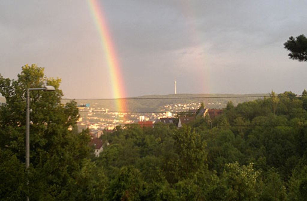 Eingerahmt von zwei Regenbögen thront der Fernsehturm über dem Kessel: Peter Wally ist dieses Bild von der Weißenhof-Siedlung aus gelungen.