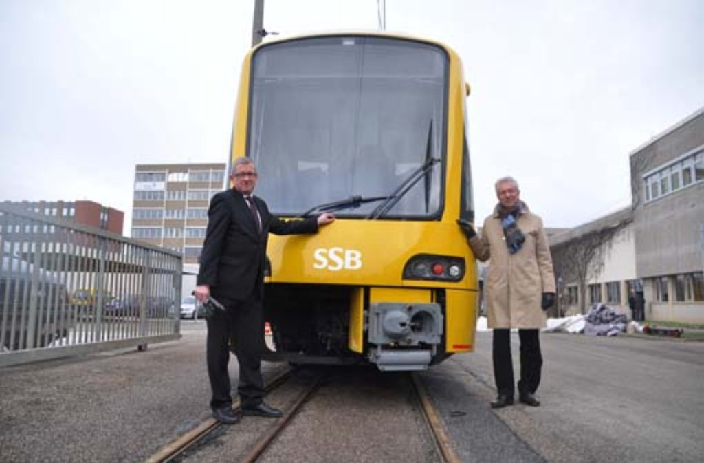 SSB-Vorstand Wolfgang Arnold (links) und Personalchef Reinhold Bauer (rechts) enthüllten die neue SSB-Stadtbahn.