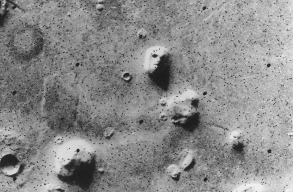 Für Aufregung sorgte diese Aufnahme von der Marsoberfläche vom 25. Juli 1976. Die Nasa-Sonde Viking 1 hatte damals Fotos von der Oberfläche des Roten Planeten gemacht. Auf einem der Bilder war ein Gesicht zu erkennen – inklusive Augen, Nase und Mund.