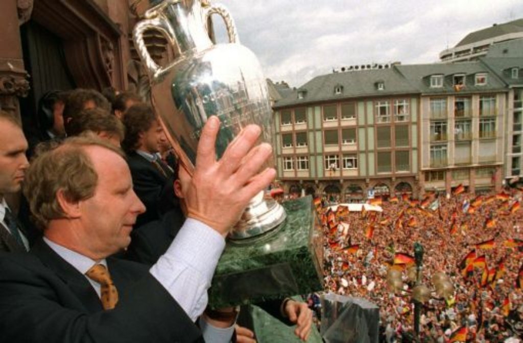Der größte Triumph für Berti Vogts als Trainer - am 1. Juli 1996 zeigt der damalige Bundestrainer den Fans auf dem Balkon des Frankfurter Römers den Pokal: Deutschland ist Europameister. Es ist übrigens der letzte große Titel sowohl für die Nationalelf als auch für Vogts.