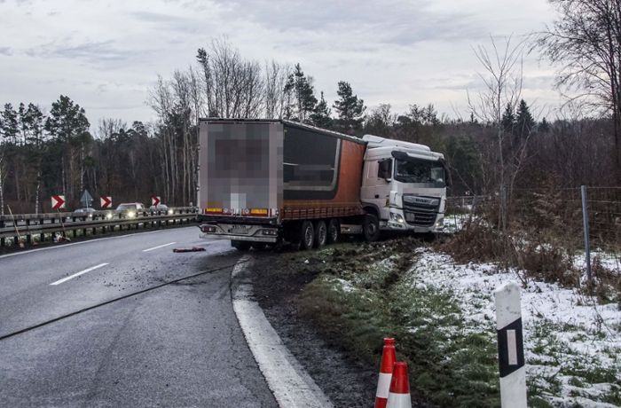 Lastwagen legt Autobahnkreuz lahm