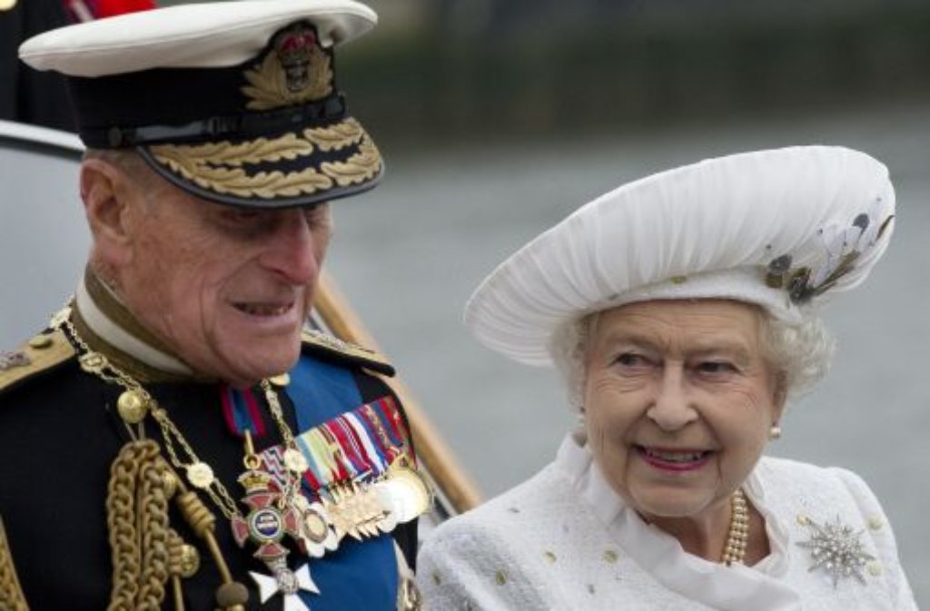 60 Jahre auf dem britischen Thron - das muss gefeiert werden: Im Juni bejubeln die Briten das Diamantene Thronjubiläum von Queen Elizabeth II. - mit einer Feier, wie sie London lange nicht erlebt hat. Für die alten Herrschaften eine Herausforderung: Prinz Philip muss einsehen, dass er mit 91 Jahren nicht mehr der Jüngste ist - und das Bett hüten.