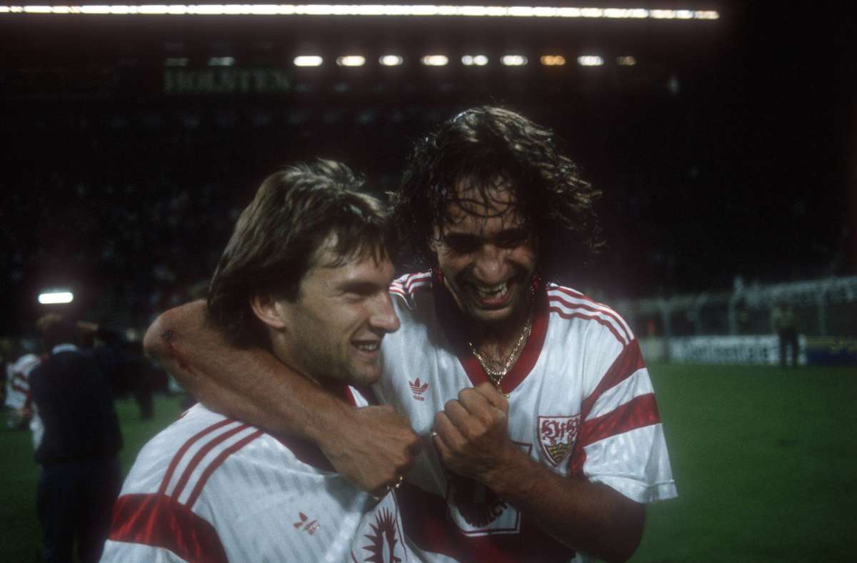Ludwig Kögl (li.) und Maurizio Gaudino feiern den Sieg. Ein Großteil der Mannschaft, die im Sommer 1990 für den VfB auf dem Platz stand, wurde zwei Jahre später Deutscher Meister.