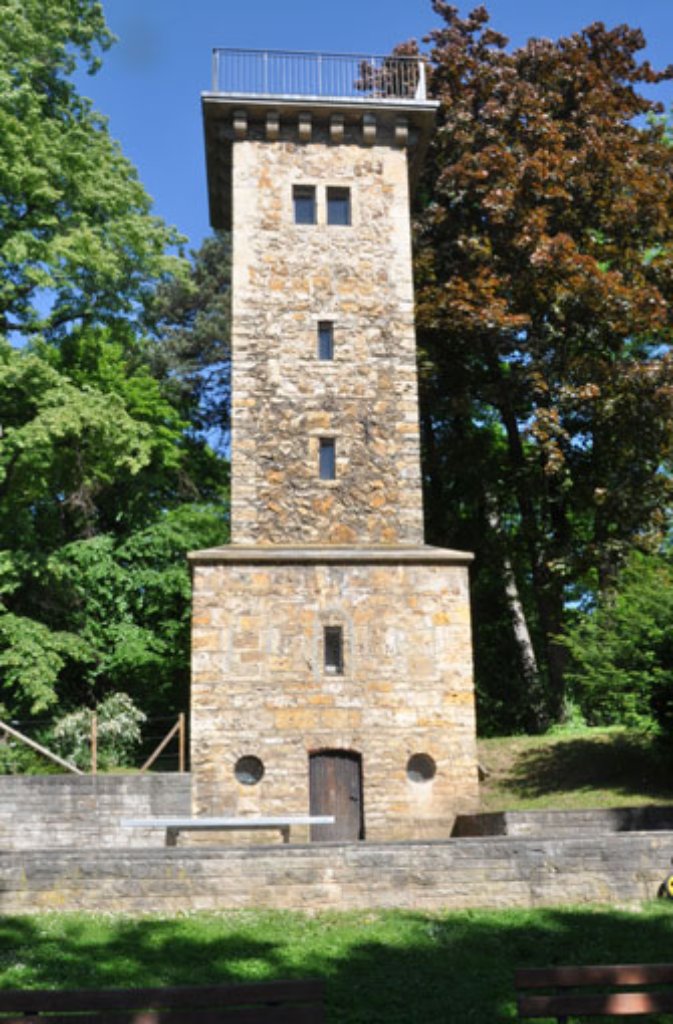 Gottlieb Daimler hat hier Ruhe und Entspannung gesucht - im gemauerten Daimler-Turm im Kurpark Bad Cannstatt. Schließlich hat der schwäbische Autobauer selbst den Turm 1884 auf einer Anhöhe errichten lassen.