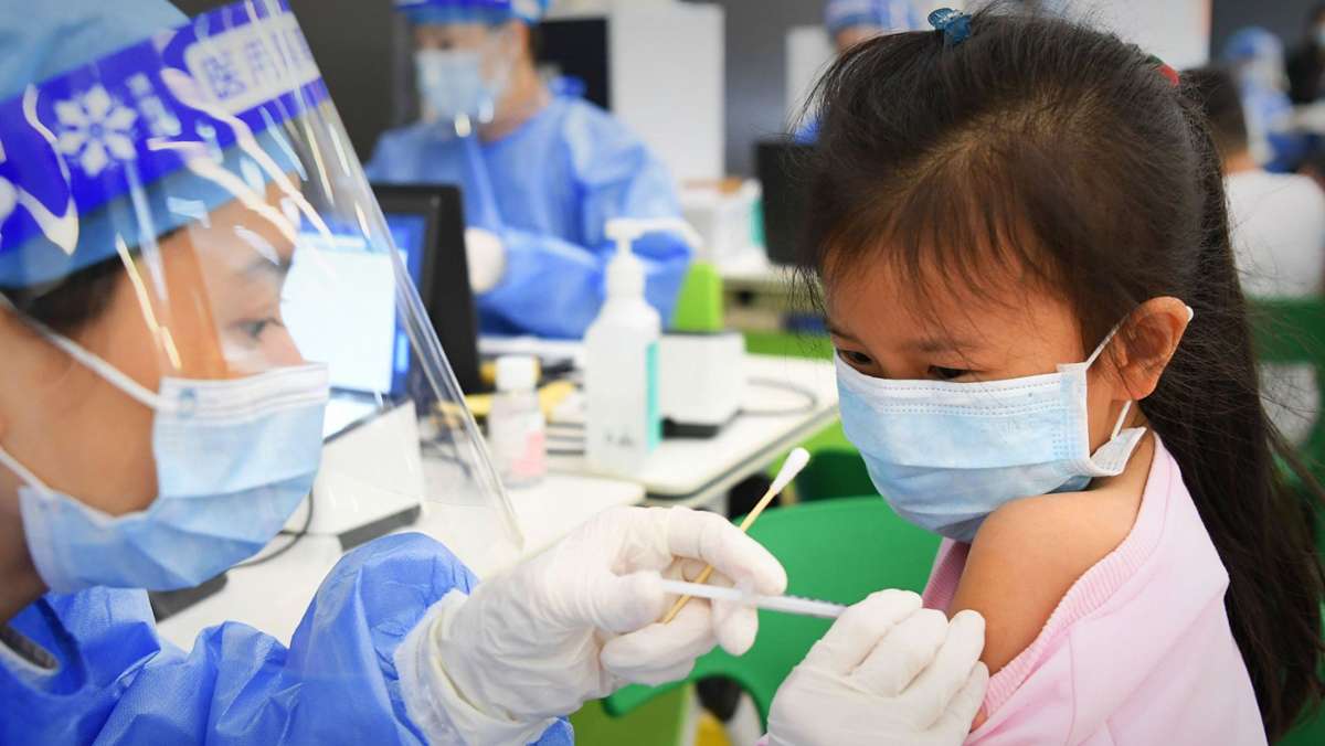 Corona-Impfung: Wie gut vertragen Kinderherzen die Impfung?