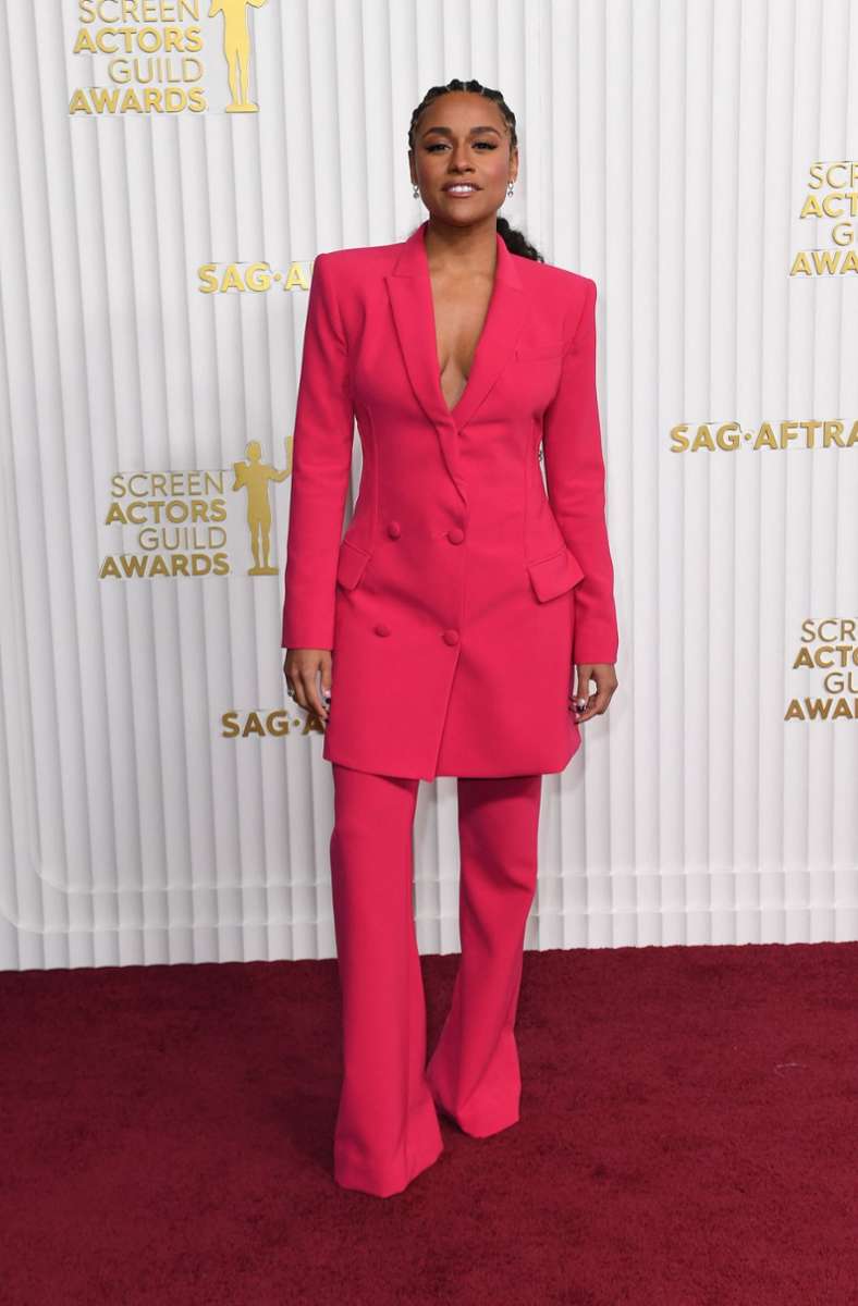 Hui: Ariana DeBose zeigt, das frau auf dem roten Teppich nicht zwangsläufig im Kleid erscheinen muss und trägt einen edlen Anzug in Knallpink.