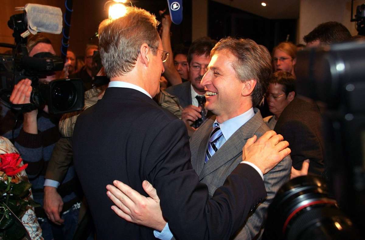 Schuster (links) hatte dies Christoph Palmer (rechts, ebenfalls CDU) zu verdanken, der damals Minister im Staatsministerium war. Nach der gewonnenen Wahl waren die beiden im Siegesrausch.