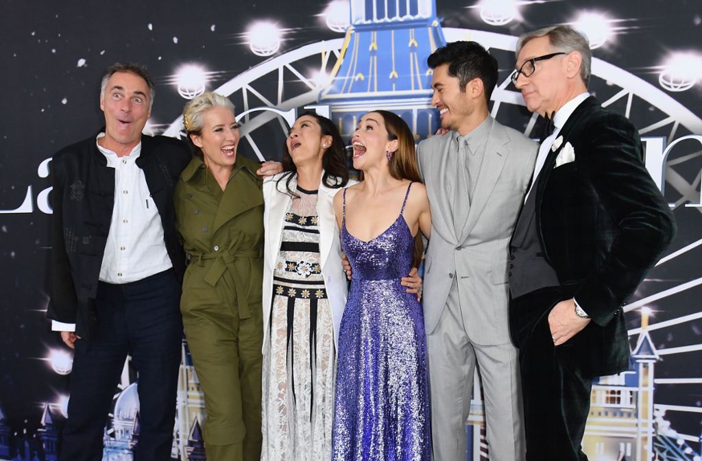 Die Schauspieler Greg Wise (von links), Emma Thompson, Michelle Yeoh, Emilia Clarke, Henry Golding und Regisseur Paul Feig hatten bei der Premiere sichtlich Spaß.