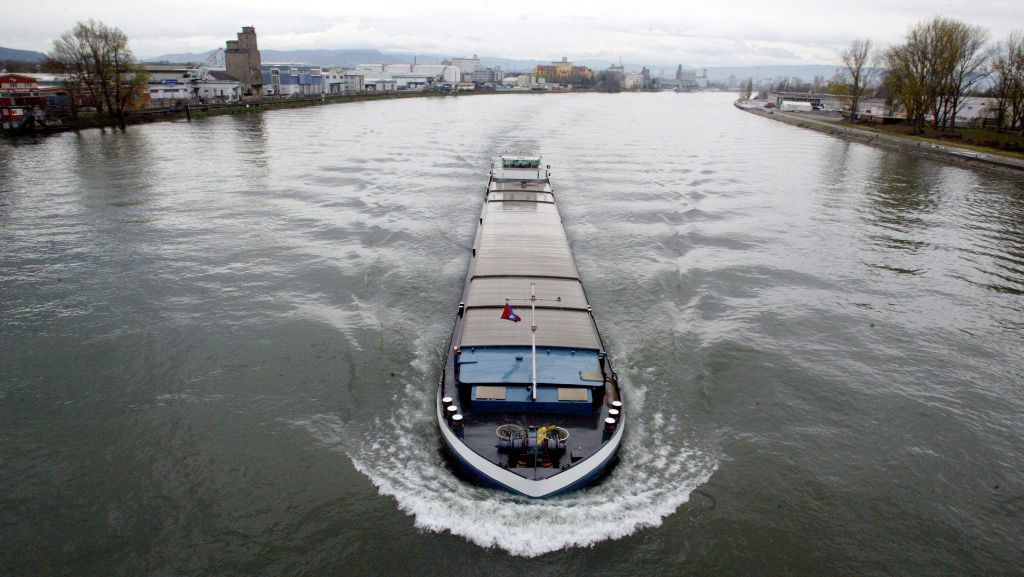 Auf der Flucht im Rhein: Mann schwimmt vor Polizei weg – Polizist schwimmt hinterher