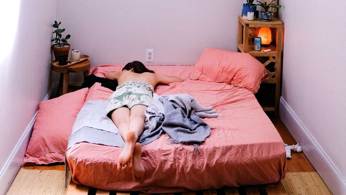 Laut einer Studie sollen gewisse Wandfarben im Schlafzimmer für mehr Sex sorgen - andere für besseren Schlaf. Soll unsere Kolumnistin nun schleunigst in den Baumarkt fahren, obwohl sie die Farbe Karamell ganz furchtbar findet?