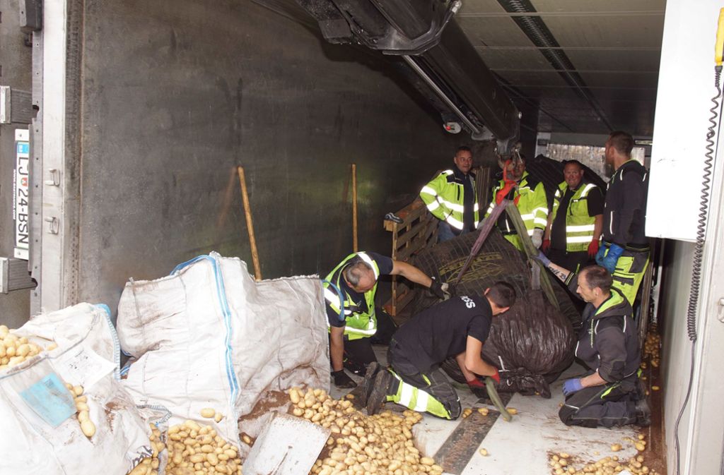 ... 22 Tonnen Kartoffeln geborgen werden.