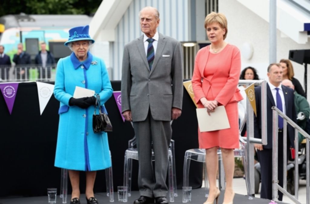 Queen Elizabeth II. neben ihrem Mann Prince Philip, dem Herzog von Edinburgh und der ersten Ministerin von Schottland Nicola Sturgeon.