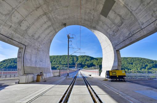 Aus dem Steinbühltunnel heraus werden die Züge aus Ulm ab dem 11. Dezember 2022 auf die Filstalbrücke in Richtung Stuttgart fahren. Foto: DB AG/Arnim Kilgus