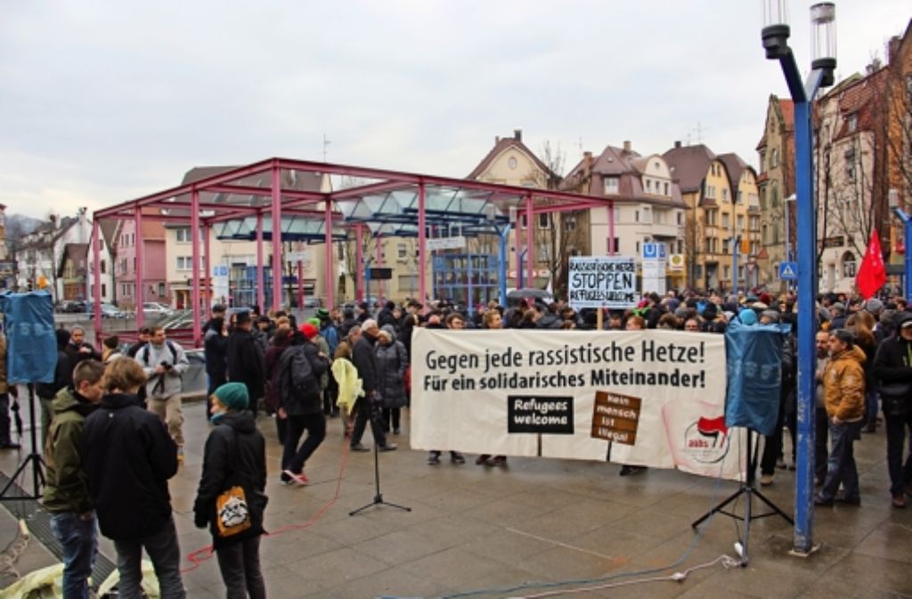 Auf dem Wilhelm-Geiger-Platz  fand  eine Kundgebung gegen Rassismus statt. Foto: Friedel