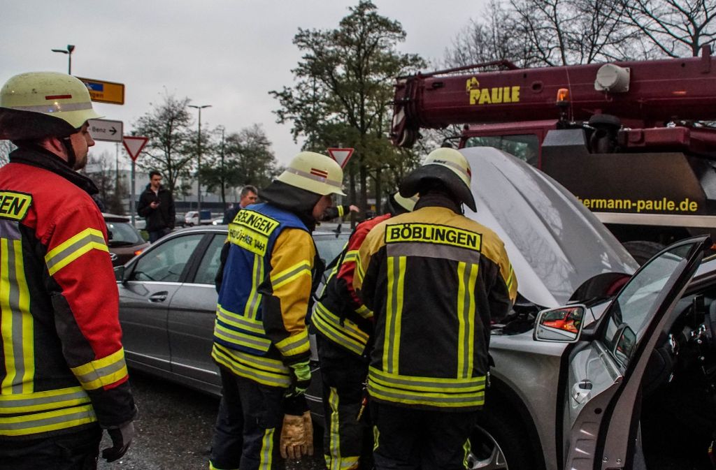 Ein 63 Jahre alter Mercedesfahrer fuhr auf den Mercedes eines 50-Jährigen auf, der leicht verletzt wurde.