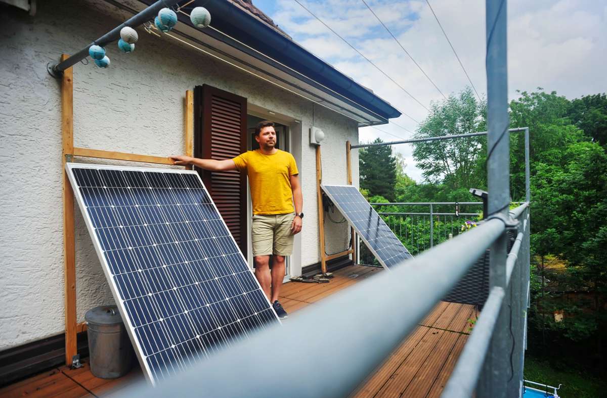 Patrice Heller auf dem Balkon mit seinem steckbaren Solar-Gerät Foto: Lichtgut/Max Kovalenko