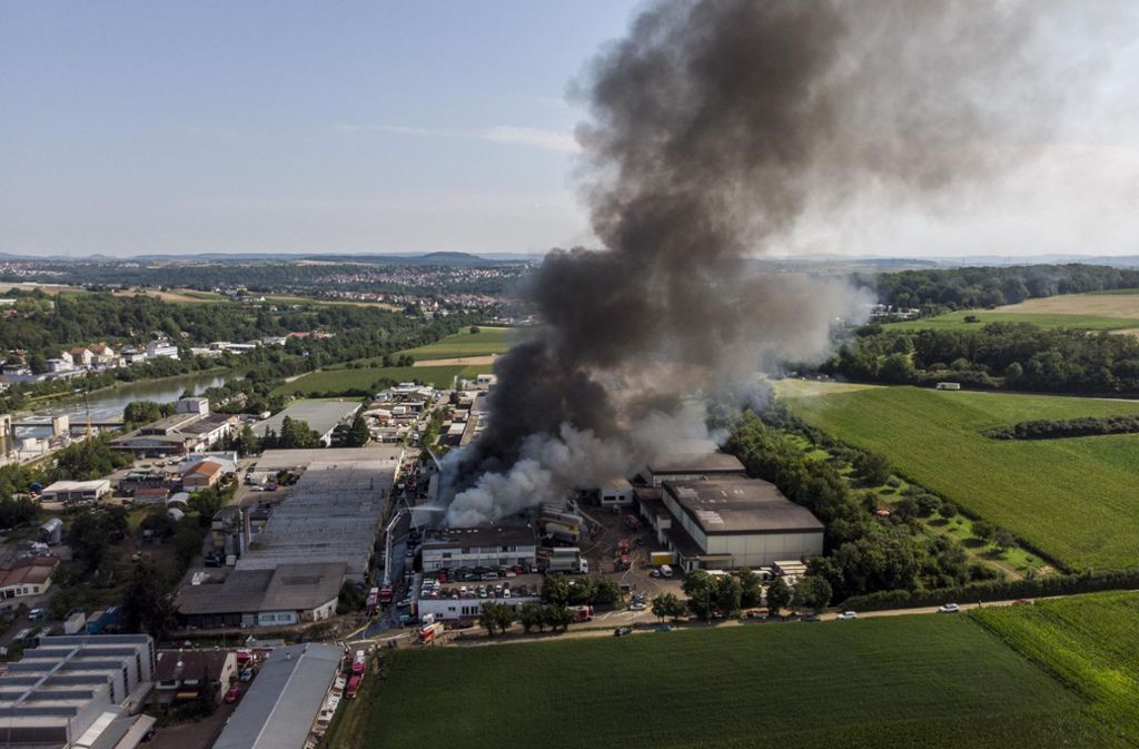 Im Remsecker Stadtteil Aldingen brennt eine Halle. Verletzte gibt es keine. Foto: 7aktuell.de/Simon Adomat
