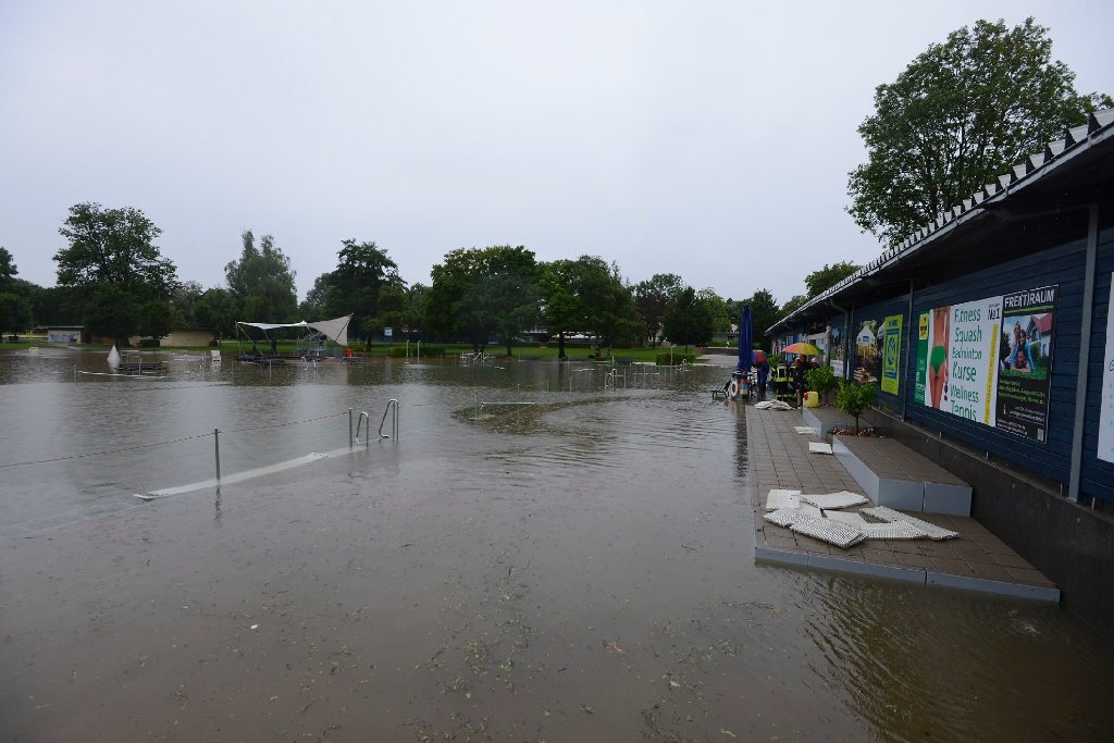 Die Stadt Stuttgart hat am frühen Montagabend bekanntgegeben, das sie das Freibad Rosental in Vaihingen bis auf Weiteres geschlossen hat. Der Grund: Der Sindelbach ist übergelaufen, und die Liegewiese sowie sämtliche Becken des Bades sind überschwemmt.