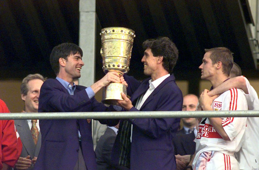 Joachim Löw und Co-Trainer Adrion mit dem Pokal, dahinter Löws heutiger Co beim DFB, Thomas Schneider, damals noch Spieler.