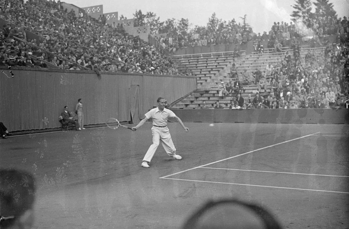 Gottfried von Cramm, auch Tennis-Baron genannt, gewann 1934 die French Open unter niederländischer Flagge und 1936 dasselbe Turnier unter der Flagge der Nationalsozialisten.