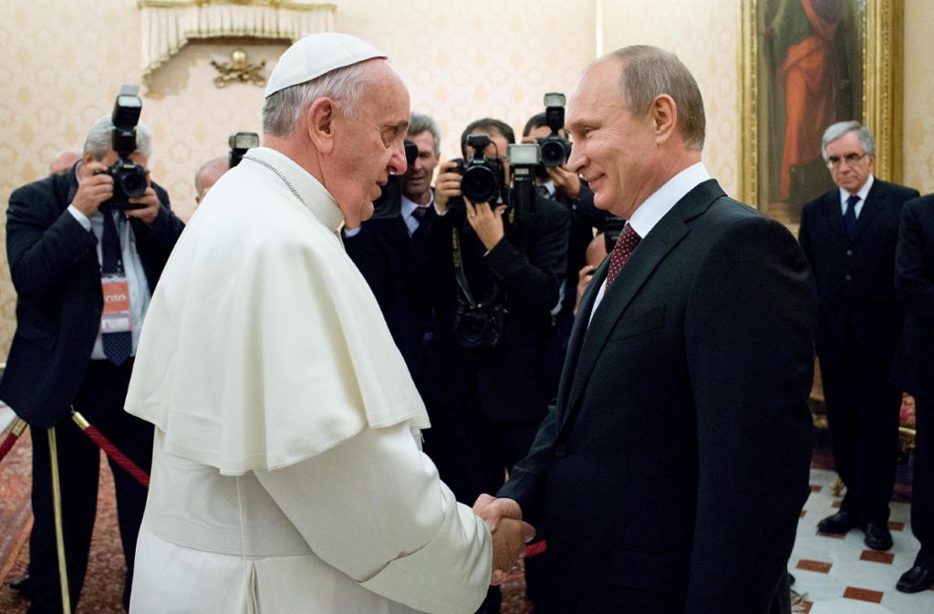 Doch die russisch-orthodoxe und die katholische Kirche sind gespalten. Daher war noch nie ein Papst in Russland. Putin für seinen Teil nutzt die Kirche im eigenen Land für seine Zwecke.