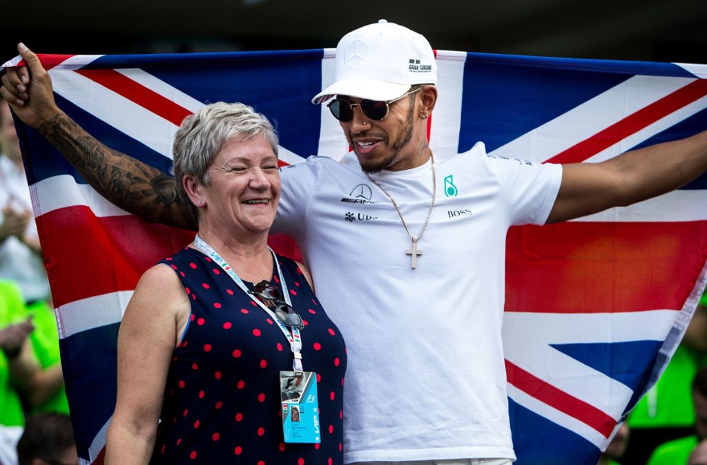 Der Brite Lewis Hamilton freut sich über seinen sechsten WM-Titel zusammen mit seiner Mutter Carmen Larbalestier.