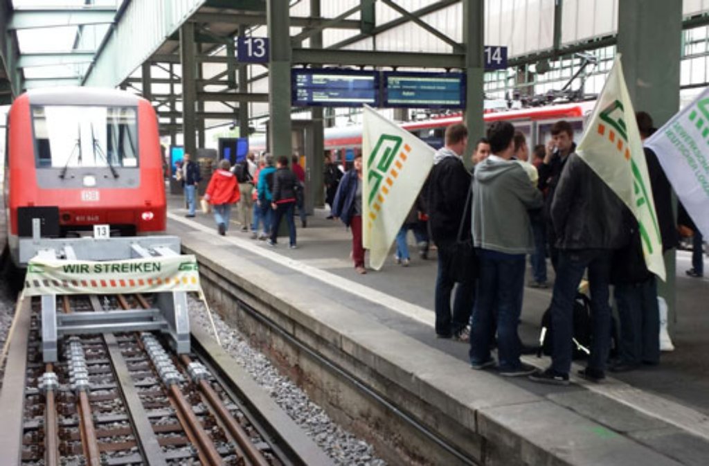 Am Hauptbahnhof in Stuttgart versammelten sich am Montagabend Bedienstete der Deutschen Bahn zu einem Warnstreik.