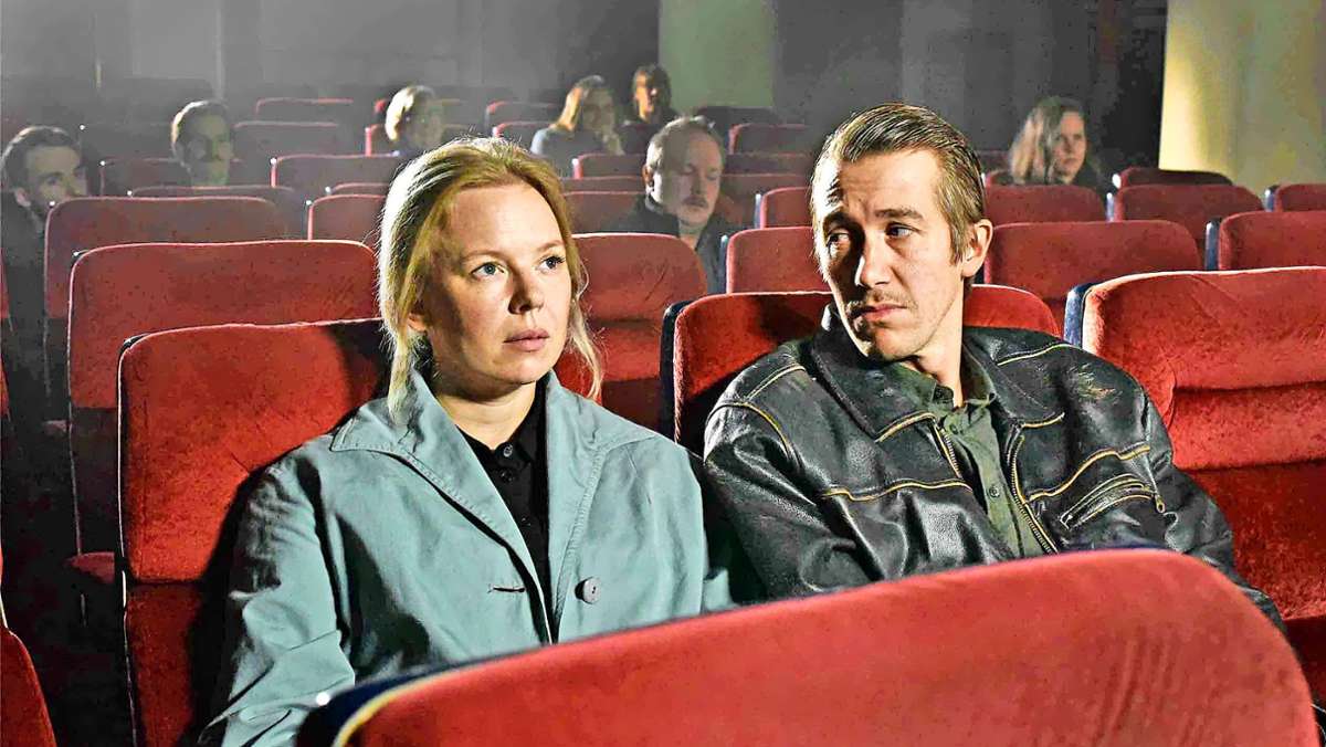Im Kino: „Fallende Blätter“: Kaurismäkis  unverhoffte  Romanze im Herbst des Kinos