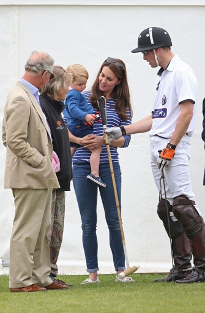 Prinz Charles, eine unbekannte Frau, Prinz George, Herzogin Kate und Prinz Harry (von links)