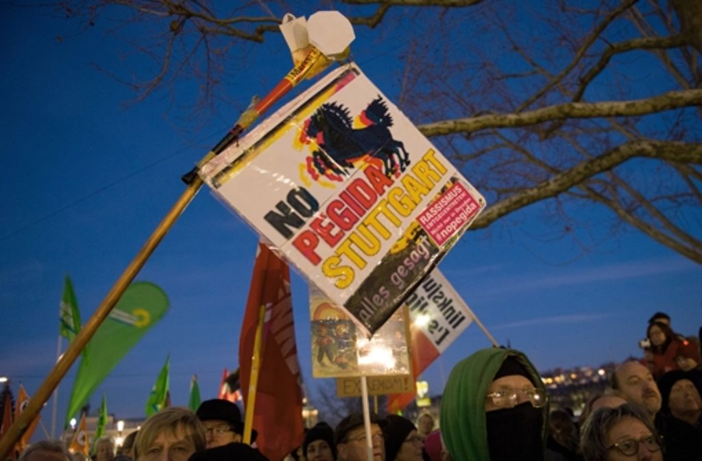 8000 Menschen sind am 5. Januar in Stuttgart gegen Pegida auf die Straße gegangen. Unser Liveticker zur No-Pegida-Demo auf dem Schlossplatz hat tausende Leser interessiert.