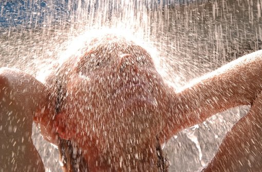 Legionellen können beim Duschen gefährlich werden. Foto: AP
